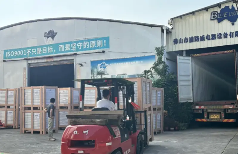 当社の主要顧客向けの瞬間温水ヒートポンプ。